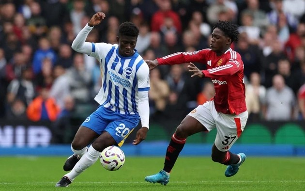 Carlos Baleba có thể giải phóng hàng tiền vệ Manchester United.