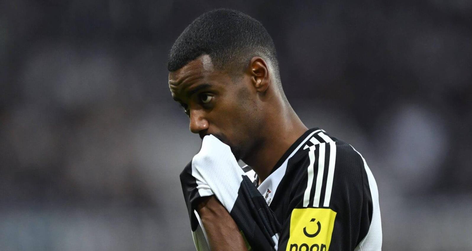 Newcastle vô vọng trong nỗ lực giữ chân Isak.