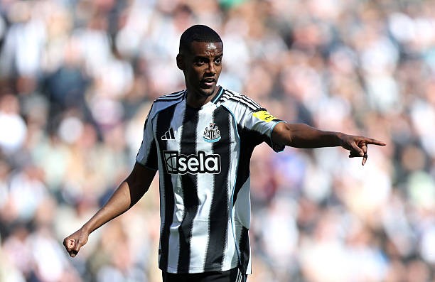 Newcastle vẫn đang trói chân Isak.