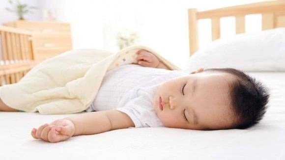 Về mặt y khoa, hình dạng hộp sọ ở trẻ sơ sinh có thể bị ảnh hưởng bởi việc nằm lâu ở một tư thế, dẫn đến hiện tượng đầu bẹt. 
