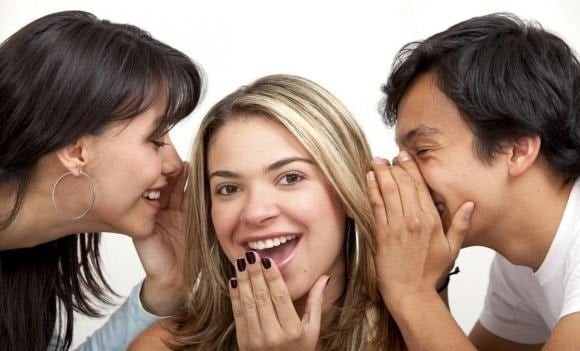 Tám chuyện về đồng nghiệp ở góc phòng, kể xấu chồng trong nhóm bạn thân, chê bai họ hàng ngay trên bàn tiệc… đều là những hành vi kém sang.

