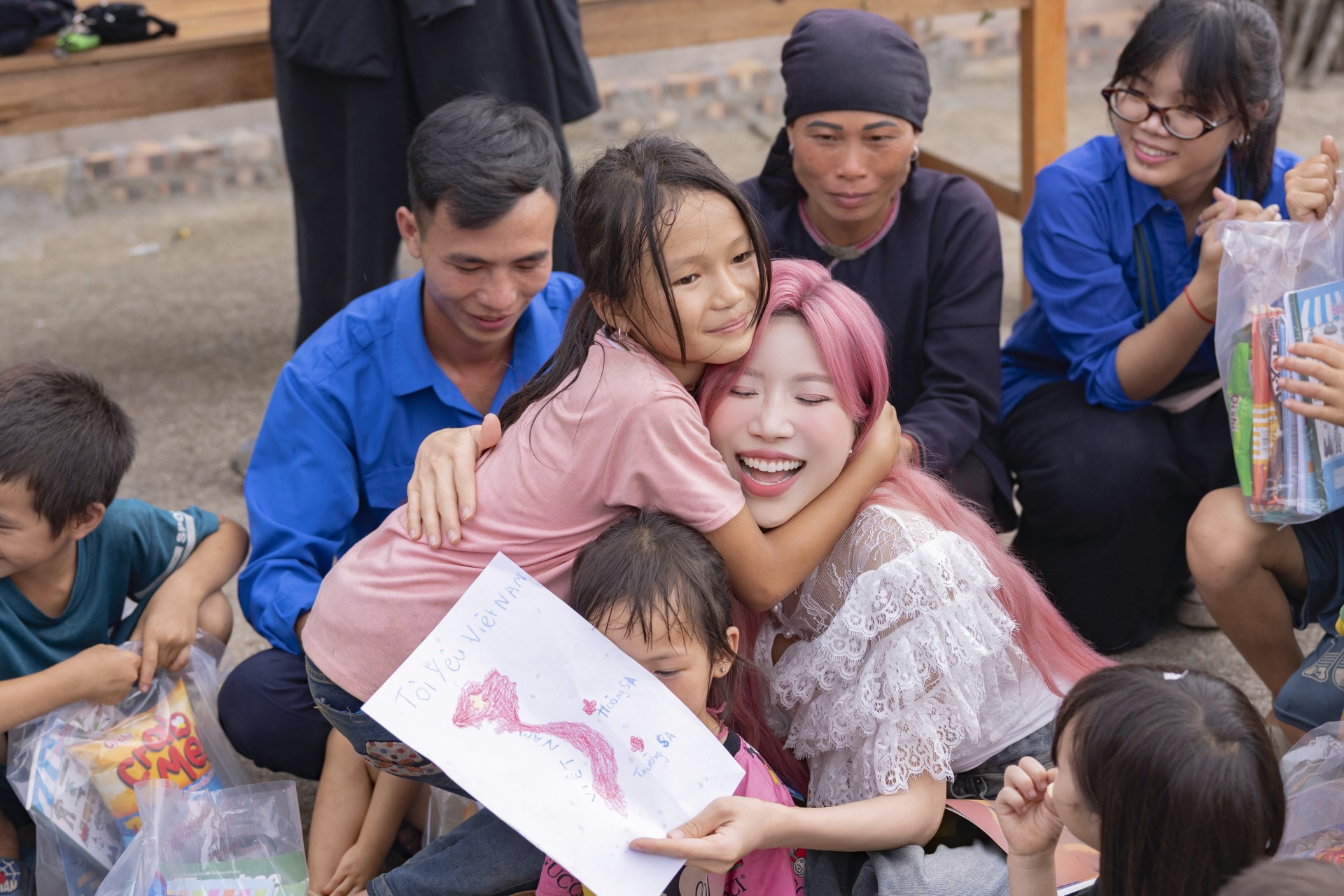 Ý tưởng cho các cảnh quay là sự gắn kết, giúp đỡ nhau mọi lúc mọi nơi, không phân biệt địa vị, địa lý.