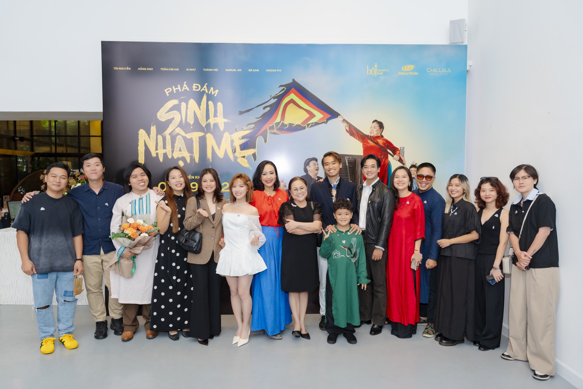 Dàn diễn viên và êkip tại buổi showcase.