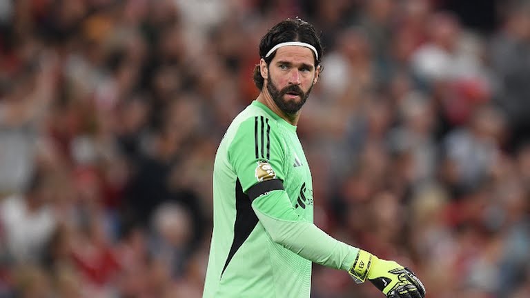 Alisson Becker – 7.3 điểm: Thi đấu chắc chắn, xử lý bóng chân tự tin. Không thể làm gì hơn ở cả hai bàn thua khi hàng thủ bỏ lọt đối phương. Đường chuyền dài của Becker cho Salah là điểm nhấn.