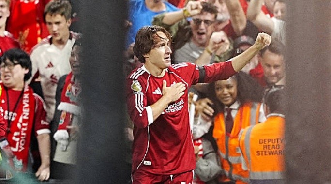 Chiesa đã sắm vai người hùng cho Liverpool. 