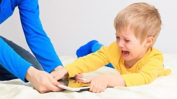 Những hành vi nghiện như mạng xã hội, game hay video ngắn… đang âm thầm bào mòn não bộ của thế hệ trẻ.

