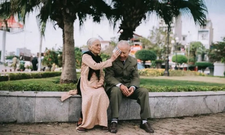 Sáng hôm sau, cùng đọc và phản hồi bằng một câu động viên: “Anh xin lỗi, anh sẽ chú ý hơn.”


