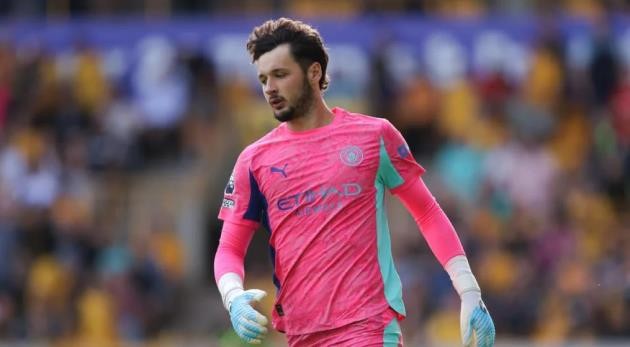  James Trafford tạo sự an tâm nơi khung gỗ.