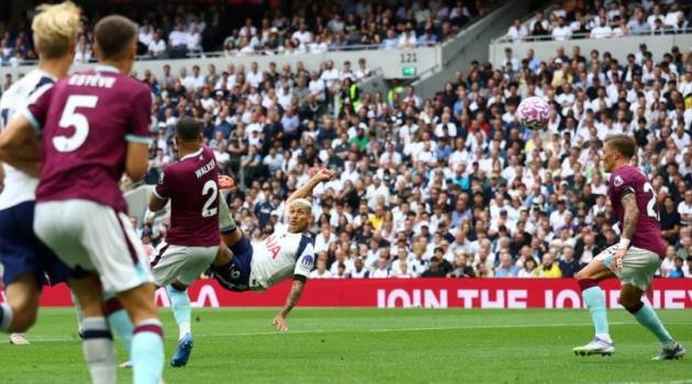 Richarlison với siêu phẩm vào lưới Burnley.