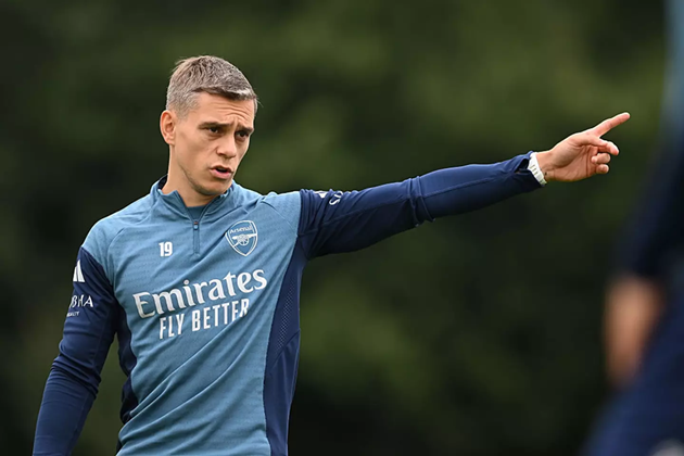 Hiện tại Trossard vẫn tập luyện cùng Arsenal để chuẩn bị cho trận đấu với Man Utd.