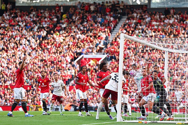 Man Utd thủng lưới sau sai lầm của Bayindir.