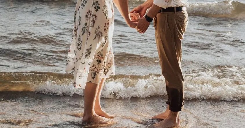Bạn bực bội vì chồng không rửa tay trước khi bế con, hay vợ cáu gắt khi bạn dán mắt vào điện thoại trong lúc cô ấy tất bật dọn dẹp? 