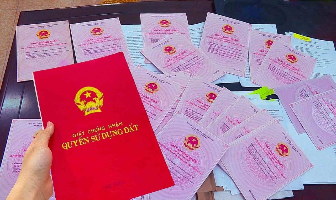 Thủ tục cấp Sổ đỏ lần đầu tại cấp xã chỉ mất 3 bước cực đơn giản. (Ảnh minh họa)