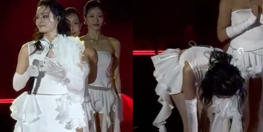 Hiền Hồ quỳ gối, cúi đầu xin lỗi khán giả 
