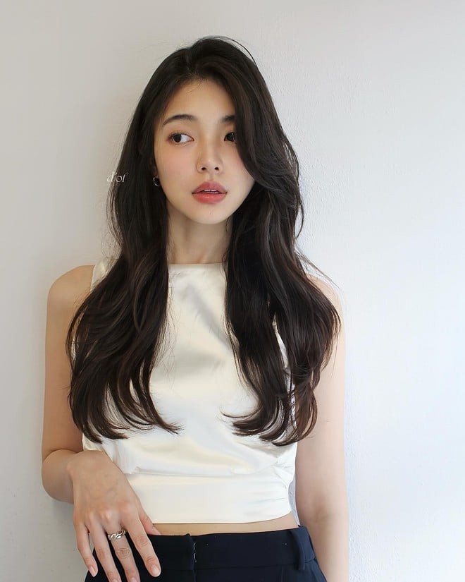 Trong vô vàn biến tấu tóc, xoăn nhẹ là lựa chọn vượt thời gian, luôn giữ được sức hút ở mọi mùa.