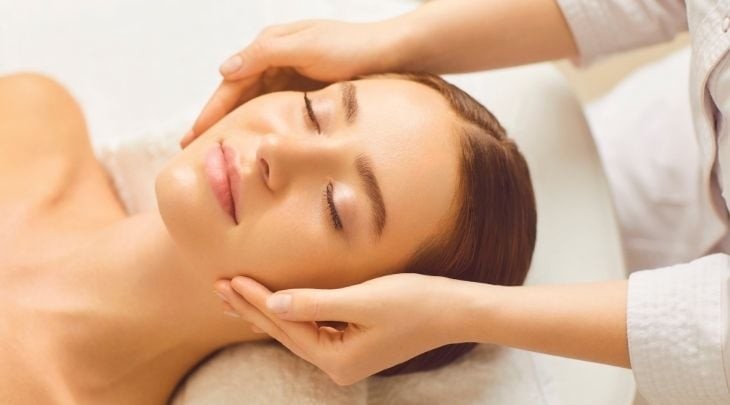 Massage giúp dưỡng chất từ serum, kem hay dầu dưỡng thẩm thấu nhanh và sâu hơn