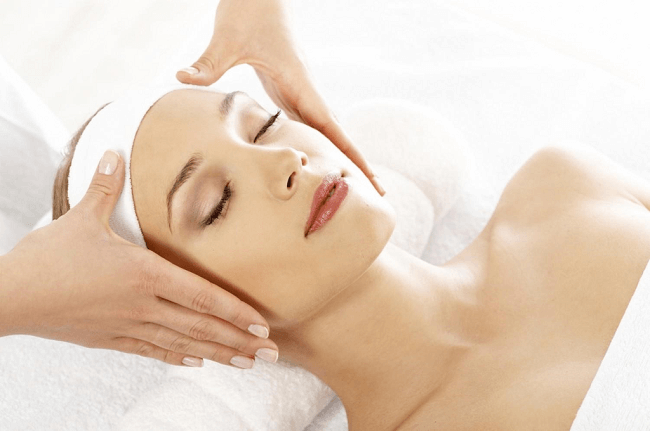 Việc massage thường xuyên còn kích thích sản sinh collagen và elastin 