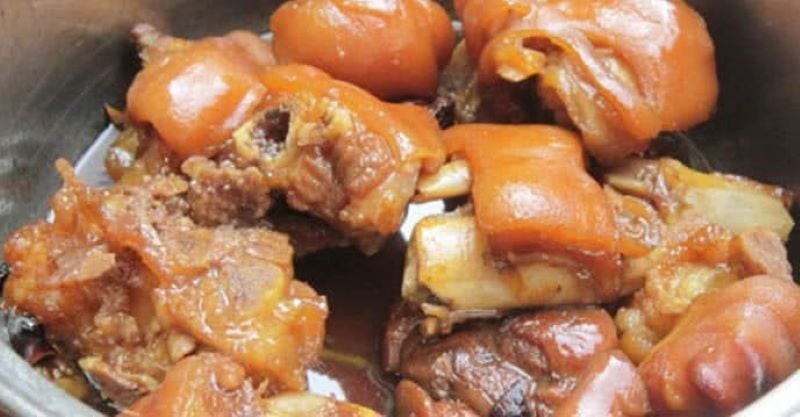 Ninh thịt chân giò cho chín mềm