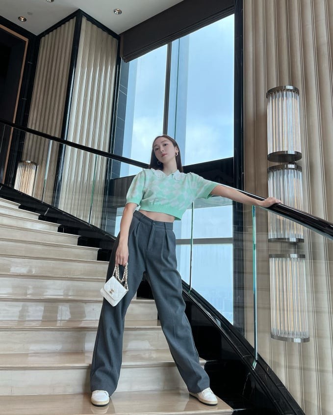 Chiếc áo họa tiết, mang tông màu pastel của Jessica vốn bắt mắt. Áo lửng còn giúp 