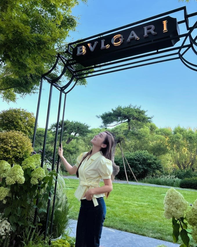 Jessica diện áo blouse màu vàng pastel kết hợp với quần jeans đen. Chi tiết nhấn eo góp phần tôn dáng cao ráo, thanh thoát và cộng thêm điểm thanh lịch cho người diện.

