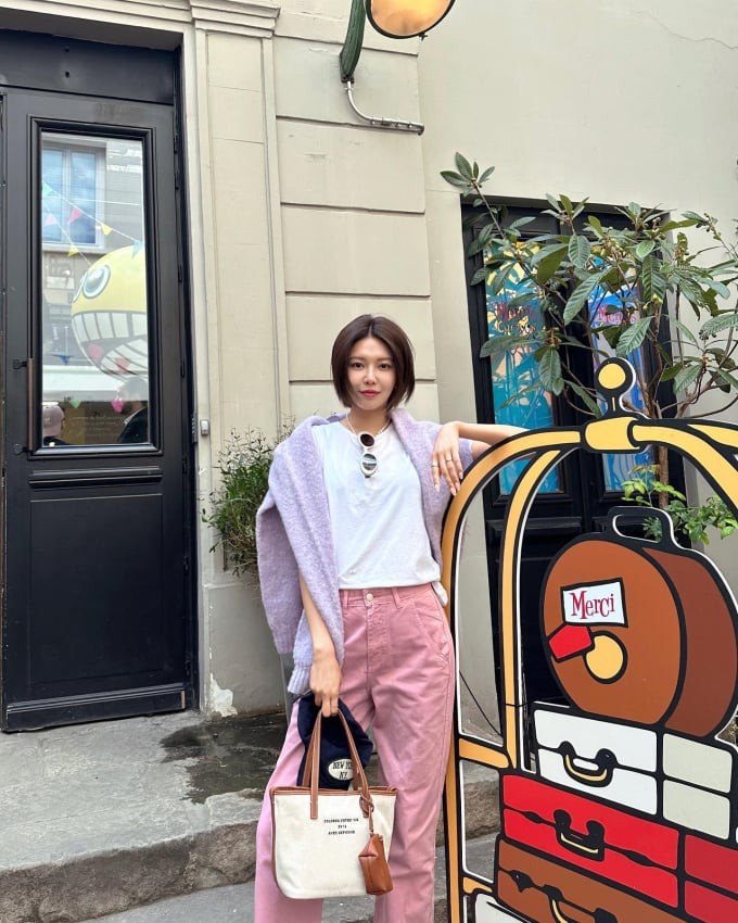 Áo thun trắng và quần ống suông màu pastel mang đến sự trẻ trung, tươi mới cho người diện. Sooyoung còn giúp tổng thể outfit thêm nổi bật nhờ tô điểm vòng cổ ngọc trai.

