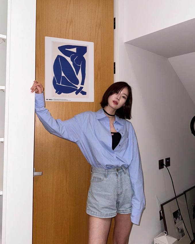 Áo màu xanh pastel với áo thun đen, quần denim short, diễn viên Im Soo Hyang có được bộ cánh phóng khoáng, trẻ trung. Tổng thể trang phục vô cùng bắt mắt nếu các nàng có thể thêm thắt phụ kiện. 

