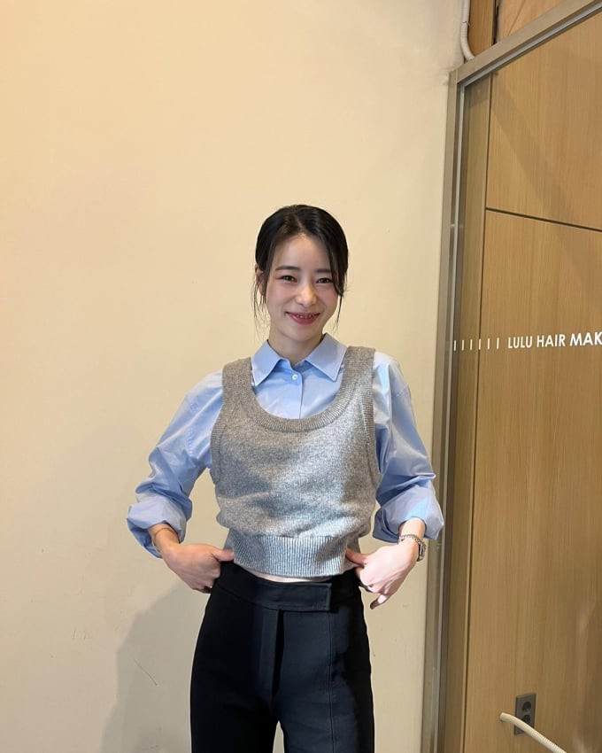 Công thức áo sơ mi xanh pastel và áo gile len luôn chuẩn mốt với thời gian. Để tăng thêm điểm thanh lịch cho phong cách, Lim Ji Yeon khéo léo mix cùng quần âu. Quần âu kiểu này diện đi làm đi chơi đều đẹp, tất cả đều mang đến vẻ ngoài phong cách và cá tính, đừng bỏ lỡ gợi ý này các bạn nhé. 

