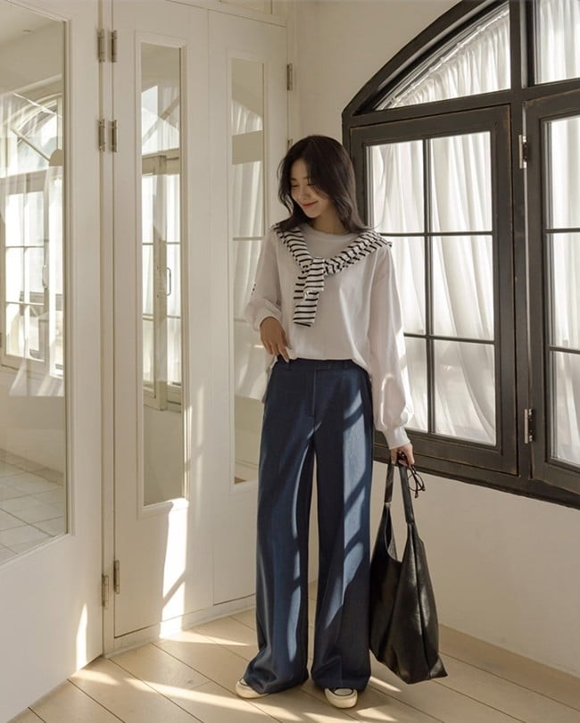 Để sành điệu hơn nữa khi sơ vin quần ống rộng, bạn gái hãy ưu tiên những mẫu áo thun, áo sơ mi, blouse dáng suông, dáng oversize. 