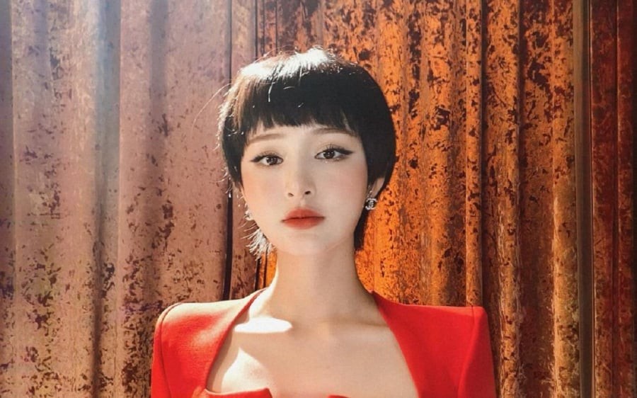 Hiền Hồ thừa nhận đã sai sau hành động quỳ gối xin lỗi trên sân khấu
