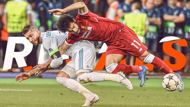 Pha khóa tay khiến Mohamed Salah chấn thương là ví dụ điển hình cho hậu quả chiến thuật từ một lỗi không bị thổi phạt