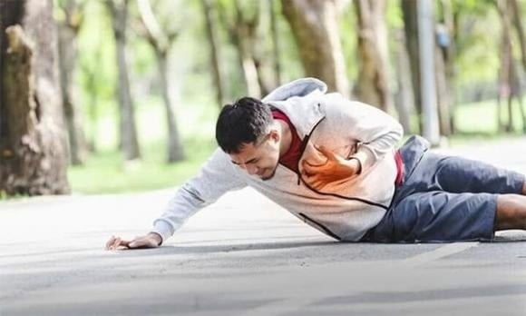 Khi thời tiết nóng bức, chạy bộ khiến cơ thể mất nhiều nước và điện giải qua mồ hôi.