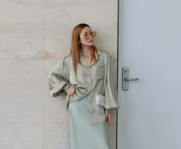 Yến Nhi diện áo sơ mi lựa kết hợp với chân váy lụa, dáng suông. 