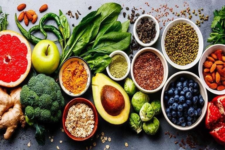 Hãy duy trì thói quen ăn uống lành mạnh nhiều rau xanh, hoa quả. Ảnh minh họa