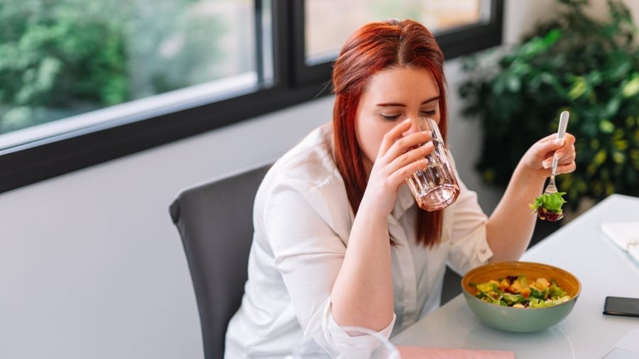 Uống nước với lượng vừa phải trong bữa ăn hoàn toàn không ảnh hưởng đáng kể đến nồng độ dịch vị. Ảnh minh họa