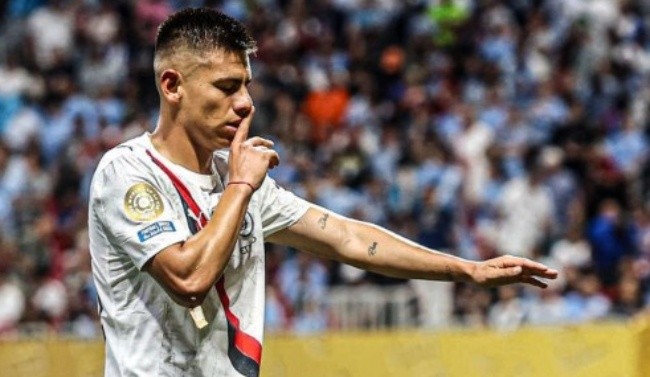 Claudio Echeverri trong màu áo Man City.