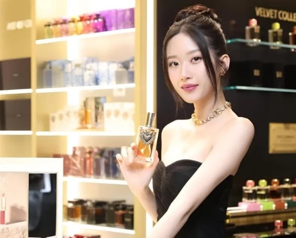 Trên thảm đỏ, Moon Ga Young thường ưu ái kiểu búi cao gọn gàng. 