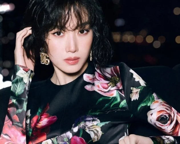 Những lọn xoăn nhỏ kết hợp cùng hiệu ứng tóc ướt đã mang lại một hình ảnh nổi loạn, đầy cuốn hút. Đ