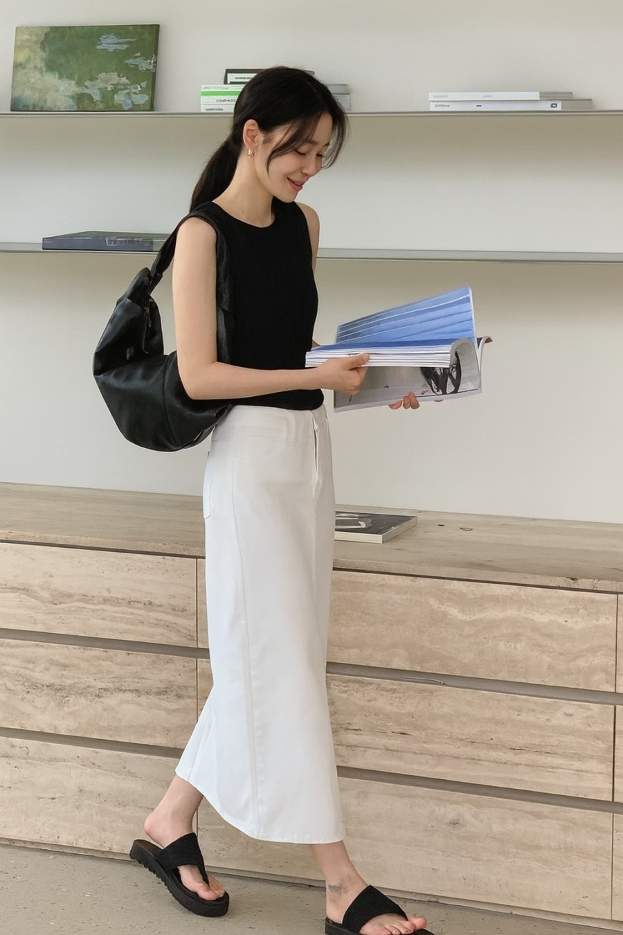 Một chiếc chân váy suông trắng, đủ khiến bước chân thêm thanh thoát.