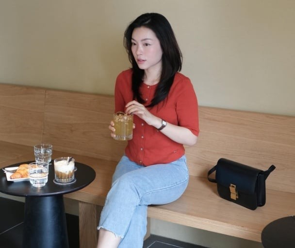 Hà Trúc diện áo dệt kim màu đỏ với quần jeans ống đứng để tạo nên bộ trang phục trẻ trung nhưng vẫn có sự hài hòa. 