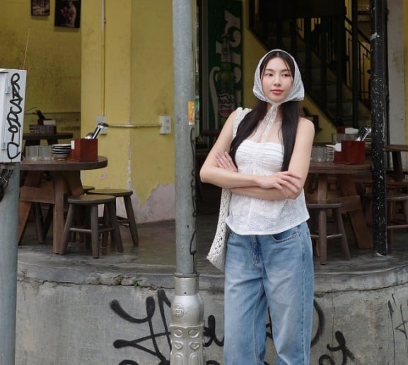 Áo quây màu trắng kết hợp với quần jeans ống rộng của Thùy Tiên vừa năng động vừa nữ tính.