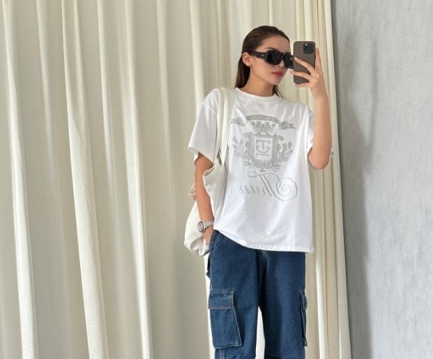 Áo thun trắng dáng rộng và quần jeans túi hộp đã tạo nên tổng thể trang phục cá tính.