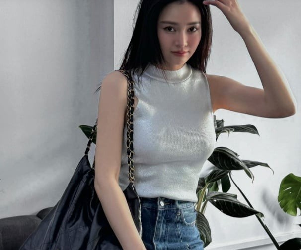 Set quần jeans của Ninh Dương Lan Ngọc có sự nữ tính xen lẫn nét sang chảnh. 