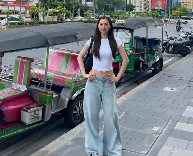 Hoa hậu Trần Tiểu Vy đã khéo léo chọn một đôi sneaker trắng phù hợp với outfit năng động.