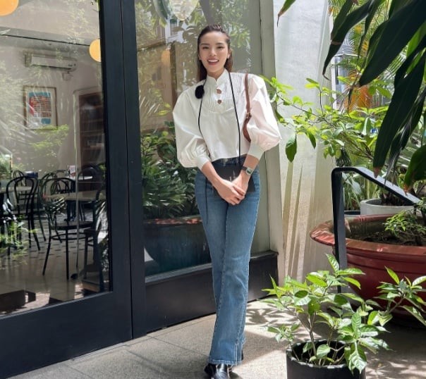Kỳ Duyên đã kết hợp quần jeans ống đứng với áo blouse tay bồng để tạo nên outfit rất ngọt ngào