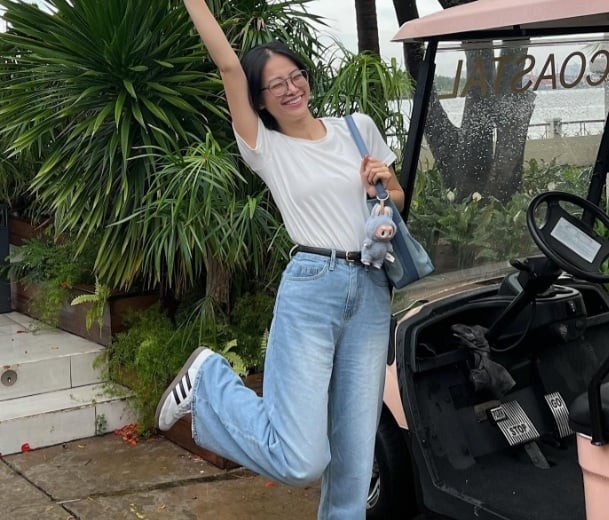 Áo thun trắng và quần jeans ống rộng, tô điểm thắt lưng da, chị em sẽ có được bộ trang phục trẻ trung, thanh lịch. 