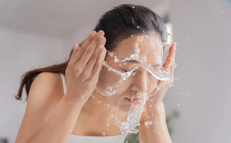 Cách rửa mặt bằng nước đá an toàn và hiệu quả