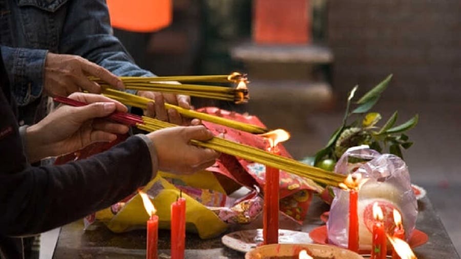 Vào tháng 7 âm lịch, mọi người có thể dâng hương lên thần linh, tổ tiên để cầu may mắn, bình an.