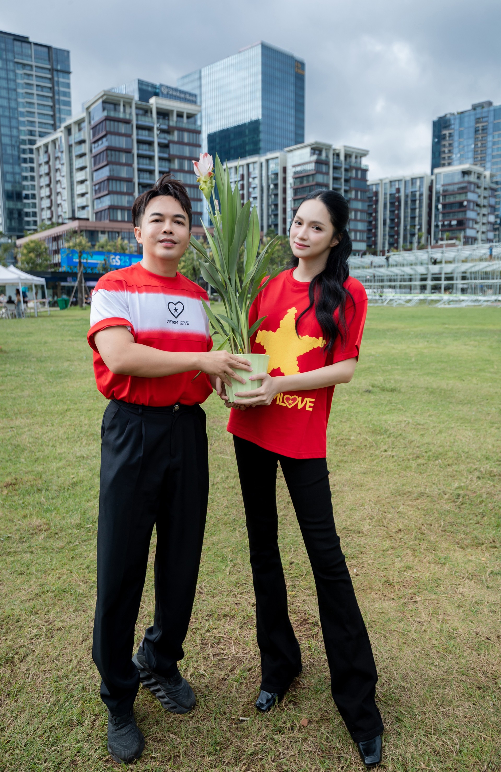 Trần Thành Trung (phải) khởi xướng nên Viet Nam Love.