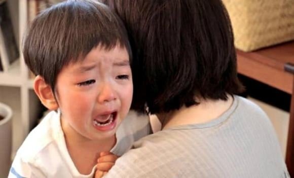 Điều khiến nhiều bậc phụ huynh đau đầu không phải là con khóc, mà là lúc con… hăng hái “tháo lắp”.