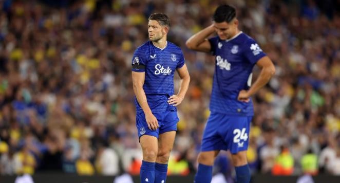 Nỗi thất vọng của cầu thủ Everton.